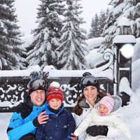 Los Duques de Cambridge con sus hijos Jorge y Carlota en la nieve