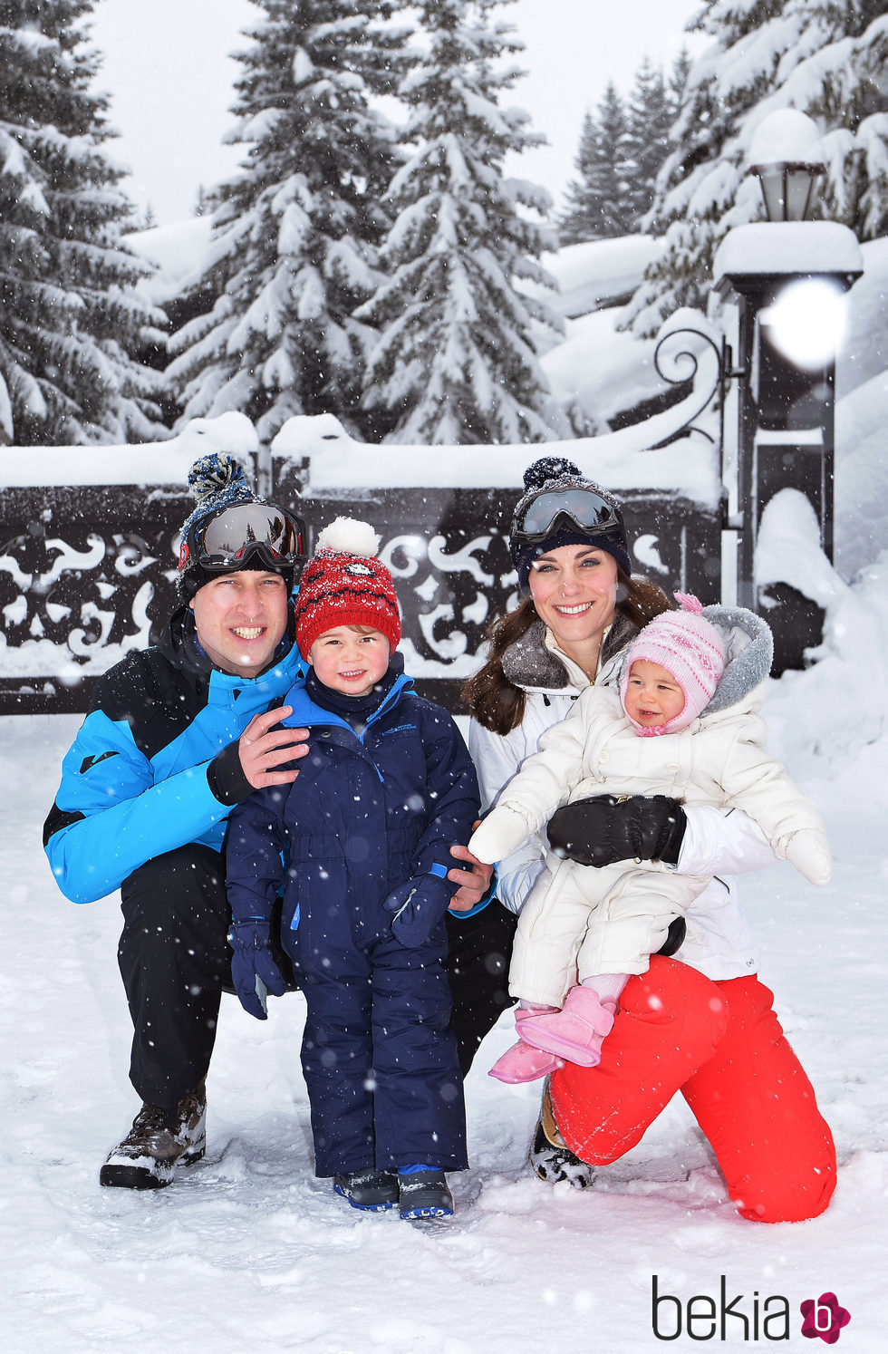 Los Duques de Cambridge con sus hijos Jorge y Carlota en la nieve