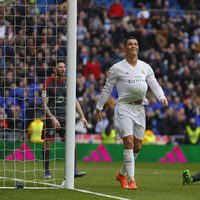 Cristiano Ronaldo celebra un gol metiéndose el balón bajo la camiseta