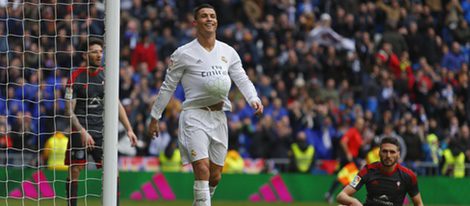 Cristiano Ronaldo celebra un gol metiéndose el balón bajo la camiseta