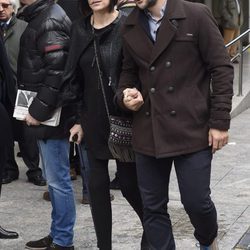 Irene Villa y Juan Pablo Lauro en la capilla ardiente del periodista Gaspar Rosety