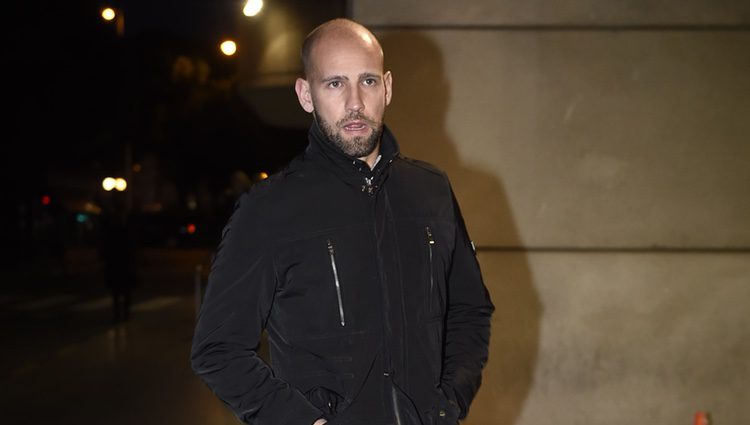 Gonzalo Miró en la capilla ardiente del periodista Gaspar Rosety