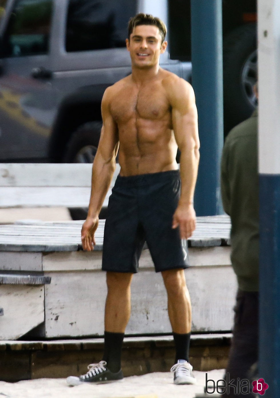 Zac Efron luciendo torso desnudo en el rodaje de 'Baywatch'