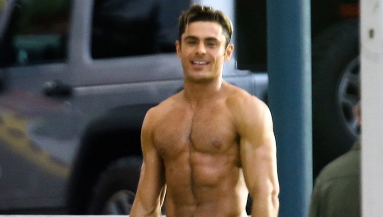 Zac Efron luciendo torso desnudo en el rodaje de 'Baywatch'