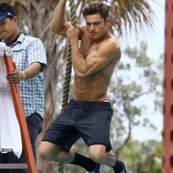 Zac Efron, a lo Tarzán en el rodaje de 'Baywatch'