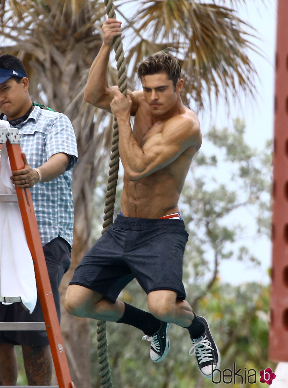 Zac Efron, a lo Tarzán en el rodaje de 'Baywatch'