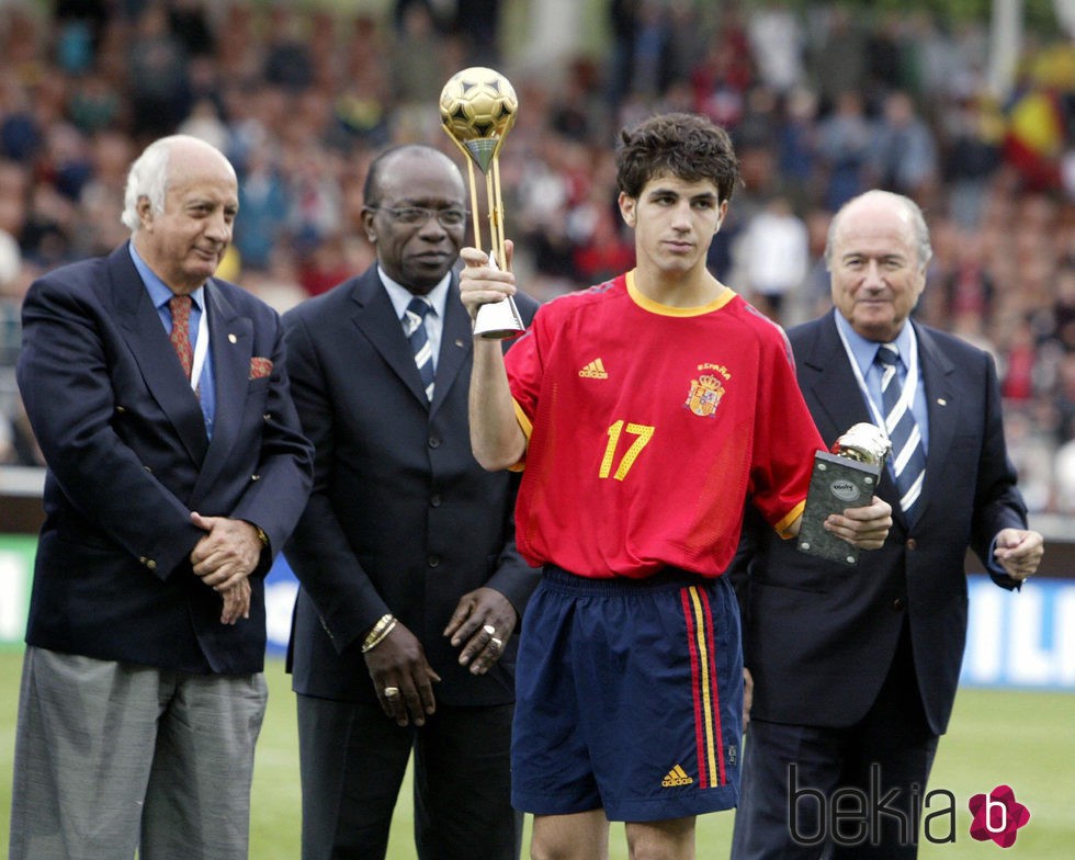 Cesc Fàbregas recibe la copa de plata en el Mundial Sub-17 de 2003