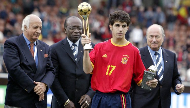 Cesc Fàbregas recibe la copa de plata en el Mundial Sub-17 de 2003