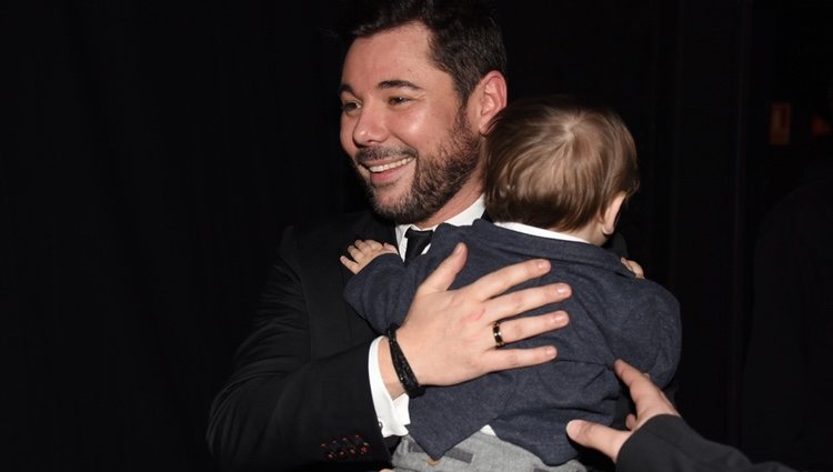 Primera imagen de Miguel Poveda con su hijo Ángel