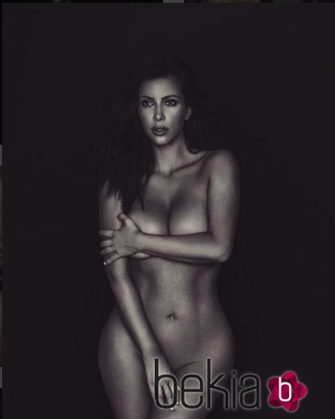 Kim Kardashian posa desnuda