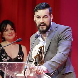 Mario Casas recogiendo su galardón de los Premios Fotogramas de Plata 2015