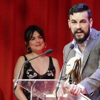 Mario Casas recogiendo su galardón de los Premios Fotogramas de Plata 2015