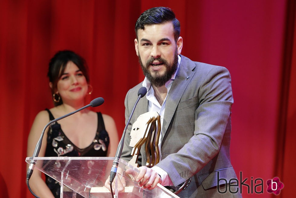 Mario Casas recogiendo su galardón de los Premios Fotogramas de Plata 2015