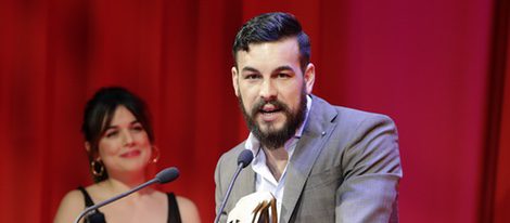 Mario Casas recogiendo su galardón de los Premios Fotogramas de Plata 2015