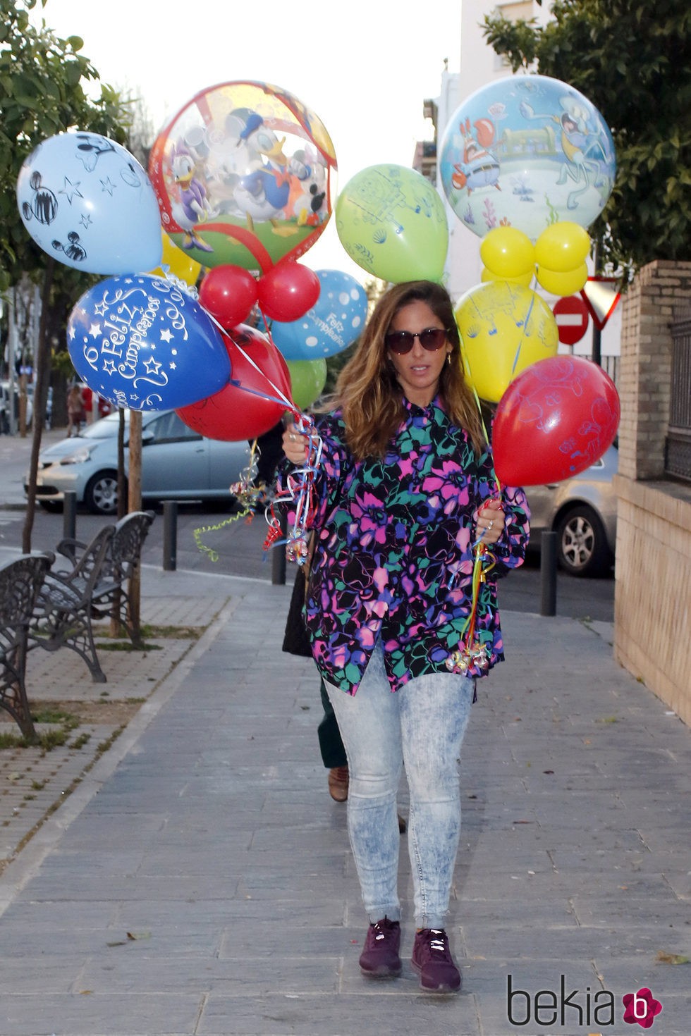 Anabel Pantoja con globos para celebrar el segundo cumpleaños de Alberto Isla