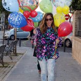 Anabel Pantoja con globos para celebrar el segundo cumpleaños de Alberto Isla