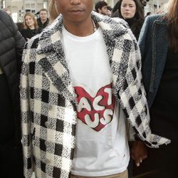 Pharrell Williams en el desfile de Chanel en Paris Fashion Week otoño/invierno 2016/2017