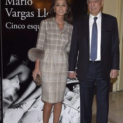 Isabel Preysler y Mario Vargas Llosa en la presentación del libro 'Cinco esquinas'