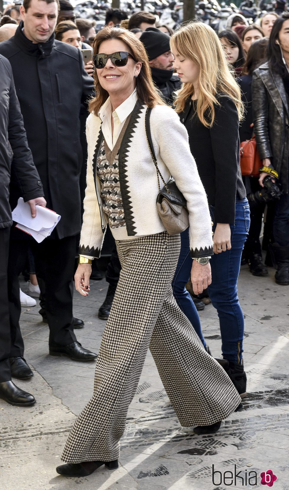 Carolina de Mónaco y su hija Alexandra en el desfile de Chanel en Paris Fashion Week otoño/invierno 2016/2017