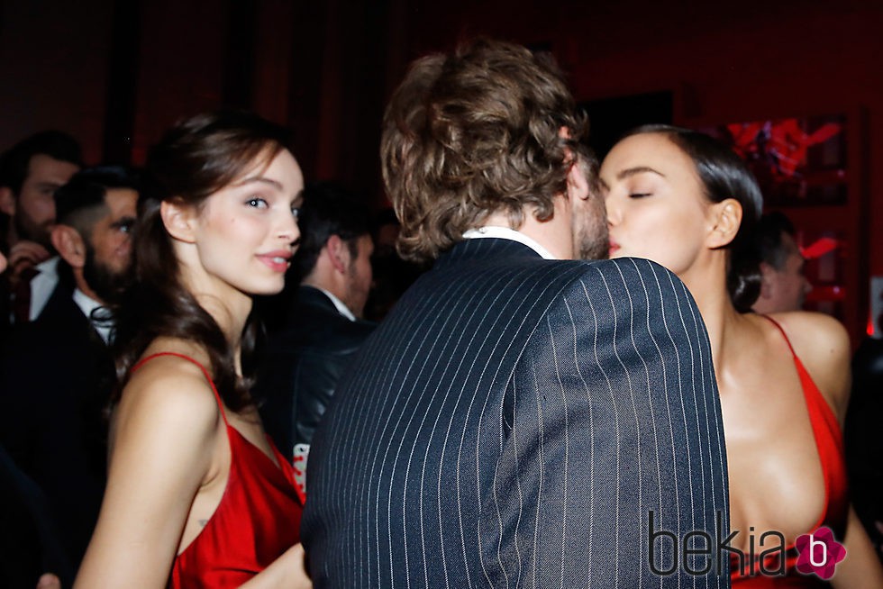 Bradley Cooper e Irina Shayk besándose en la fiesta L'Oreal Paris Red Obsession