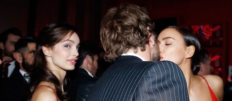 Bradley Cooper e Irina Shayk besándose en la fiesta L'Oreal Paris Red Obsession