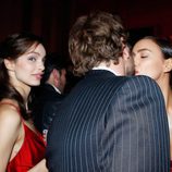 Bradley Cooper e Irina Shayk besándose en la fiesta L'Oreal Paris Red Obsession