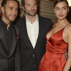 Lewis Hamilton, Bradley Cooper e Irina Shayk en la fiesta L'Oreal Paris Red Obsession