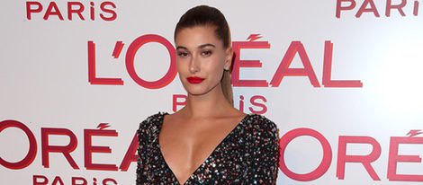 Hailey Baldwin en la fiesta L'Oreal Paris Red Obsession