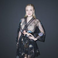 Dakota Fanning en el desfile de Valentino en Paris Fashion Week otoño/invierno 2016/2017