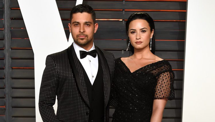 Demi Lovato y Wilmer Valderrama en la fiesta de Vanity Fair de los Premios Oscar 2016