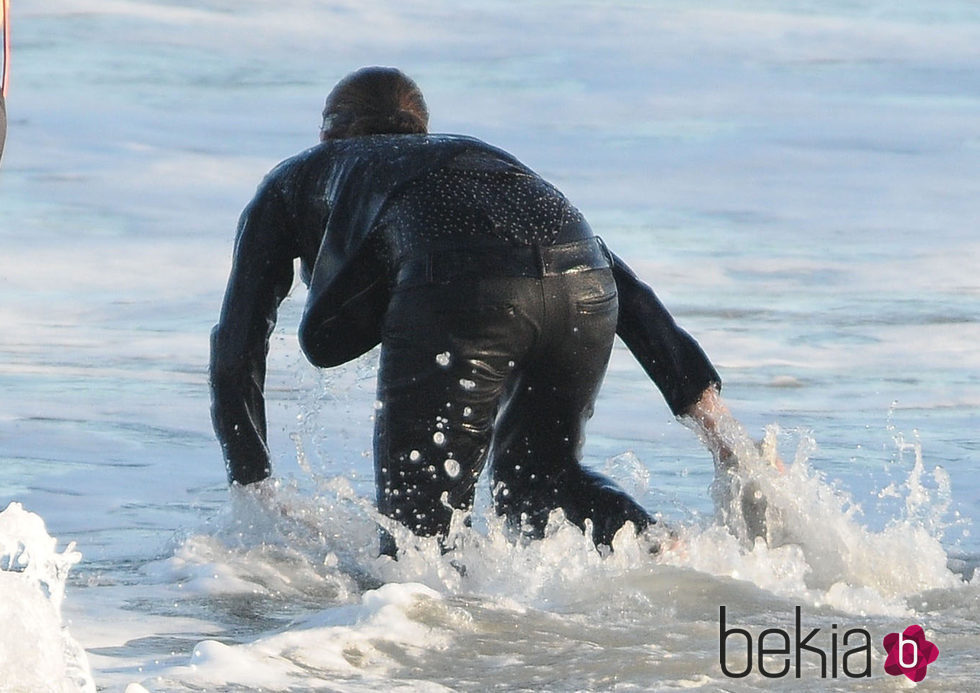 Jennifer Garner lanzándose al mar durante el rodaje de 'The Tribes of Palos Verdes'