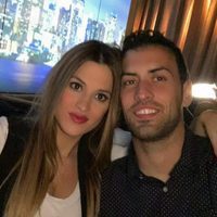 Sergio Busquets y Elena Galera posando juntos