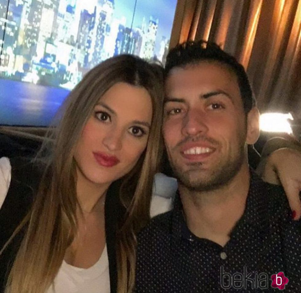 Sergio Busquets y Elena Galera posando juntos