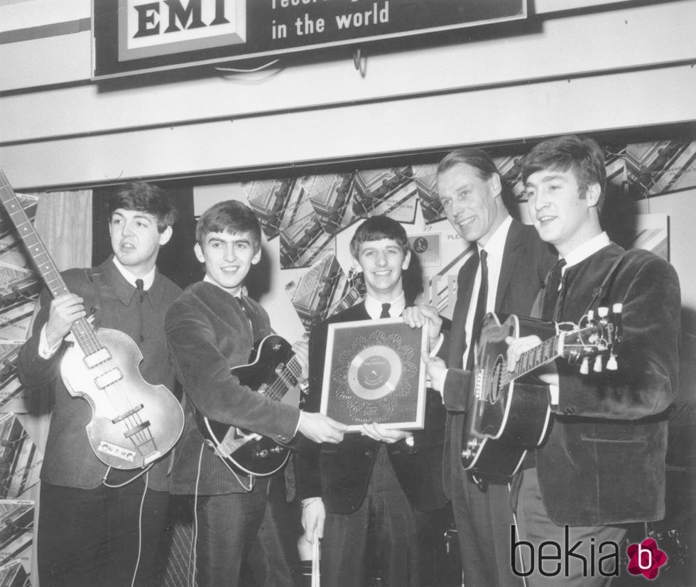 Los 'Beatles' junto a su productor George Martin