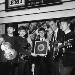 Los 'Beatles' junto a su productor George Martin