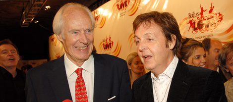 Paul McCartney junto al productor musical George Martin