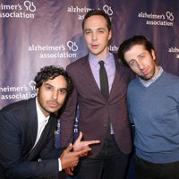 Kunal Nayyar, Jim Parsons y Simon Helberg en una fiesta solidaria de 'The Big Bang Theory'