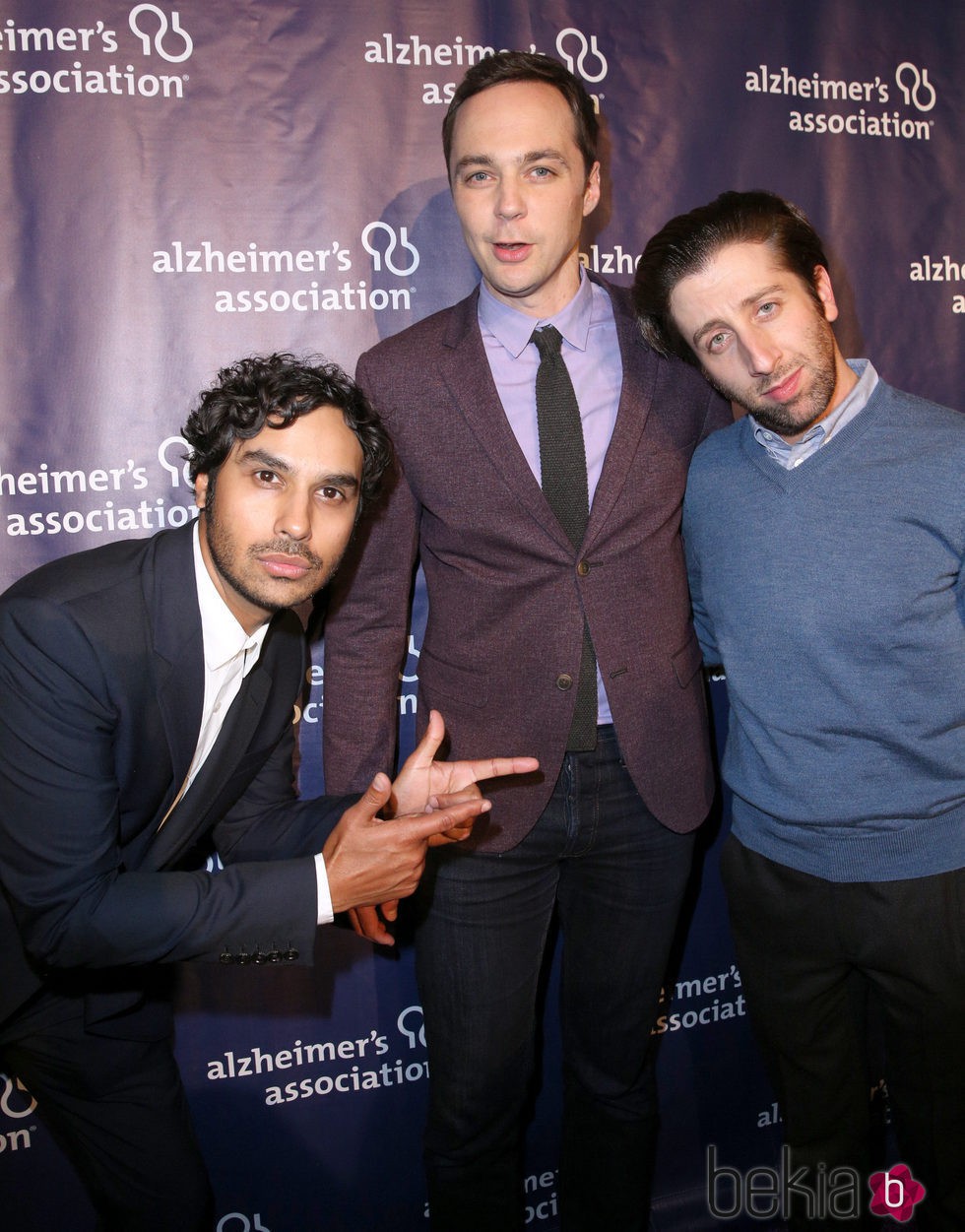 Kunal Nayyar, Jim Parsons y Simon Helberg en una fiesta solidaria de 'The Big Bang Theory'