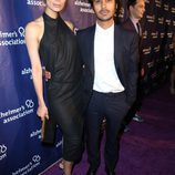 Neha Kapur y Kunal Nayyar en una fiesta solidaria de 'The Big Bang Theory'