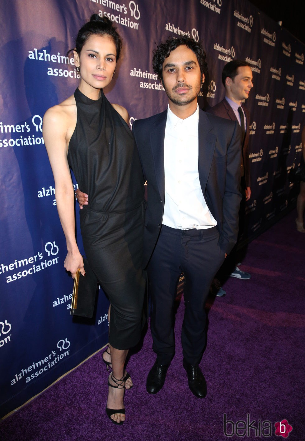 Neha Kapur y Kunal Nayyar en una fiesta solidaria de 'The Big Bang Theory'