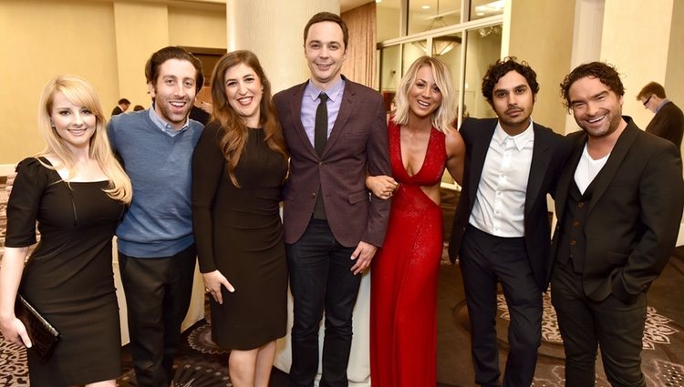 El elenco al completo de 'The Big Bang Theory' en una fiesta solidaria