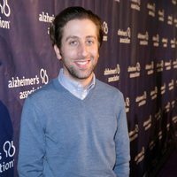 Simon Helberg en una fiesta solidaria de 'The Big Bang Theory'