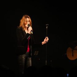 Carla Bruni cantando en un concierto solidario en París