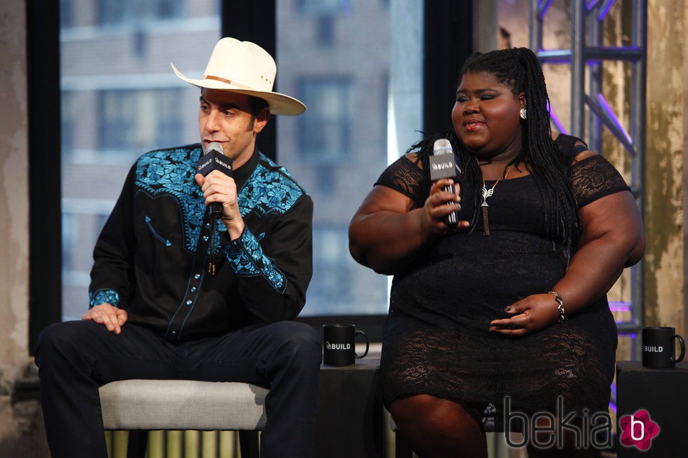 Sacha Baron Cohen promociona su película 'Agente Contrainteligente' junto a Gabourey Sibide 