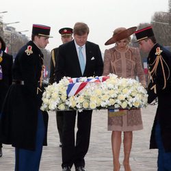 Guillermo Alejandro y Máxima de Holanda rinden homenaje al Soldado Desconocido en París