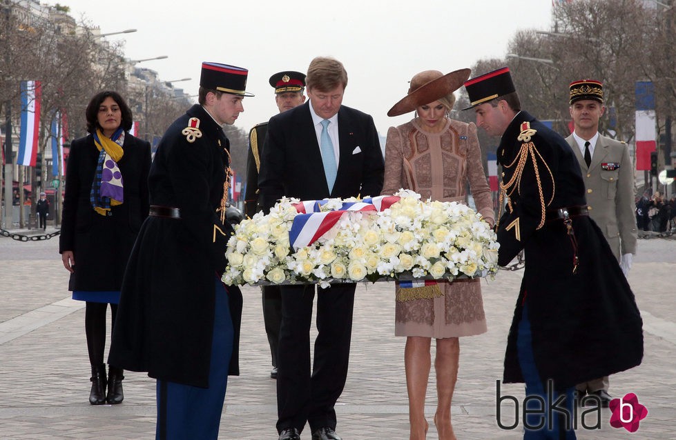 Guillermo Alejandro y Máxima de Holanda rinden homenaje al Soldado Desconocido en París