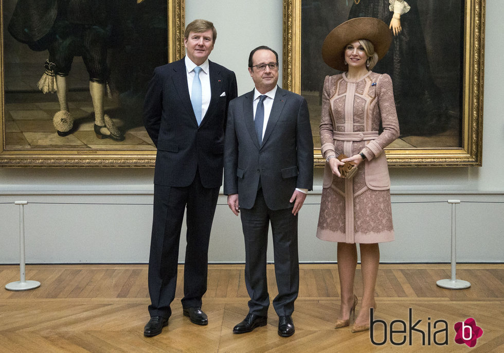 Guillermo Alejandro y Máxima de Holanda con François Hollande en el Louvre de París