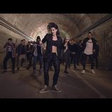 Barei junto a varios bailarines en el videoclip de 'Say yay!'