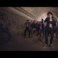 Barei junto a varios bailarines en el videoclip de 'Say yay!'