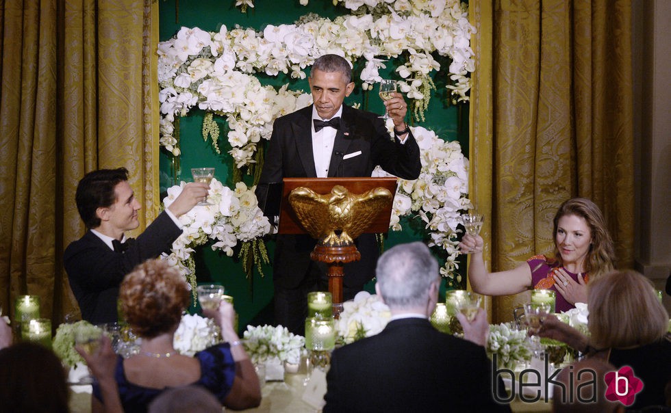 Barack Obama brindando en la cena de gala ofrecida al Primer Ministro de Canadá